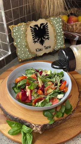 Replying to @Ardiana❤️ 🤗Vlerat shëndetësore të burdullakut: 1. Burim i pasur i omega-3 Është një nga bimët më të pasura me acide yndyrore omega-3  Ndihmon në uljen e inflamacionit, mbështet zemrën dhe trurin. 2. I pasur me antioksidantë Përmban vitamina A, C, E dhe beta-karoten, që luftojnë radikalet e lira dhe mbrojnë qelizat nga dëmtimi. 3. Lufton diabetin ndihmon në uljen e nivelit të sheqerit në gjak dhe përmirëson ndjeshmërinë ndaj insulinës. 4. Përmirëson tretjen Ka përmbajtje të lartë të fiber (fibrave), që ndihmojnë në rregullimin e zorrëve dhe parandalojnë kapsllëkun. 5. Hidraton dhe mineralizon trupin Ka përmbajtje të lartë uji (~93%),  Përmban minerale si: kalium, magnez, hekur, kalcium dhe mangan. 6. Mbështet shëndetin e syve dhe lëkurës Vitamina A dhe beta-karoteni janë thelbësore për shikimin  💚Si përdoret? E freskët në sallata (me limon dhe pak vaj ulliri). Në supa ose gjellë.