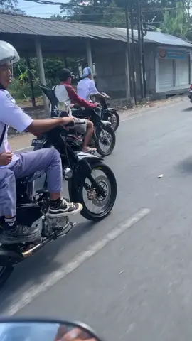 motoran sambil pulang sekolah#asikpoll#fyp