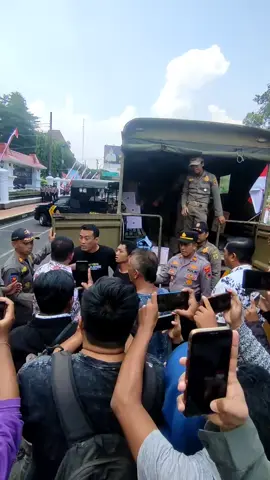 pengambilan air sepihak oleh satpol pp pati air dan lainya ,kebutuhan tersebut donasi  dari masyarakat kabupaten pati untuk aksi demo penolakan kenaikan pajak 250%. seaorogan itukah pemerintah? (yang pakai batik riyoso plt sekda pati) #demo #demopati #pati24jam #gejayanmemanggil #masyarakatbersatu #ppb250 #satpolpp 