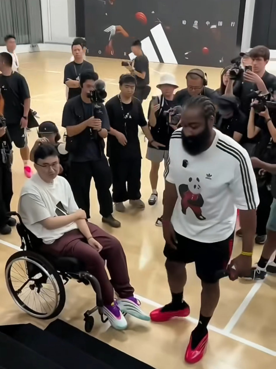 #creatorsearchinsights  NBA legend James Harden embarks on his fifth China tour, traveling from Guangzhou to Shenzhen. What surprises will this eight-time All-NBA team winner bring? At 36, he maintains his peak form, averaging 22.8 points per game, and his approachable persona is endearing him to Chinese fans.🇨🇳🇨🇳🇨🇳 #viralvideo , #1000millionviews , #tiktoknews , #trending , 
