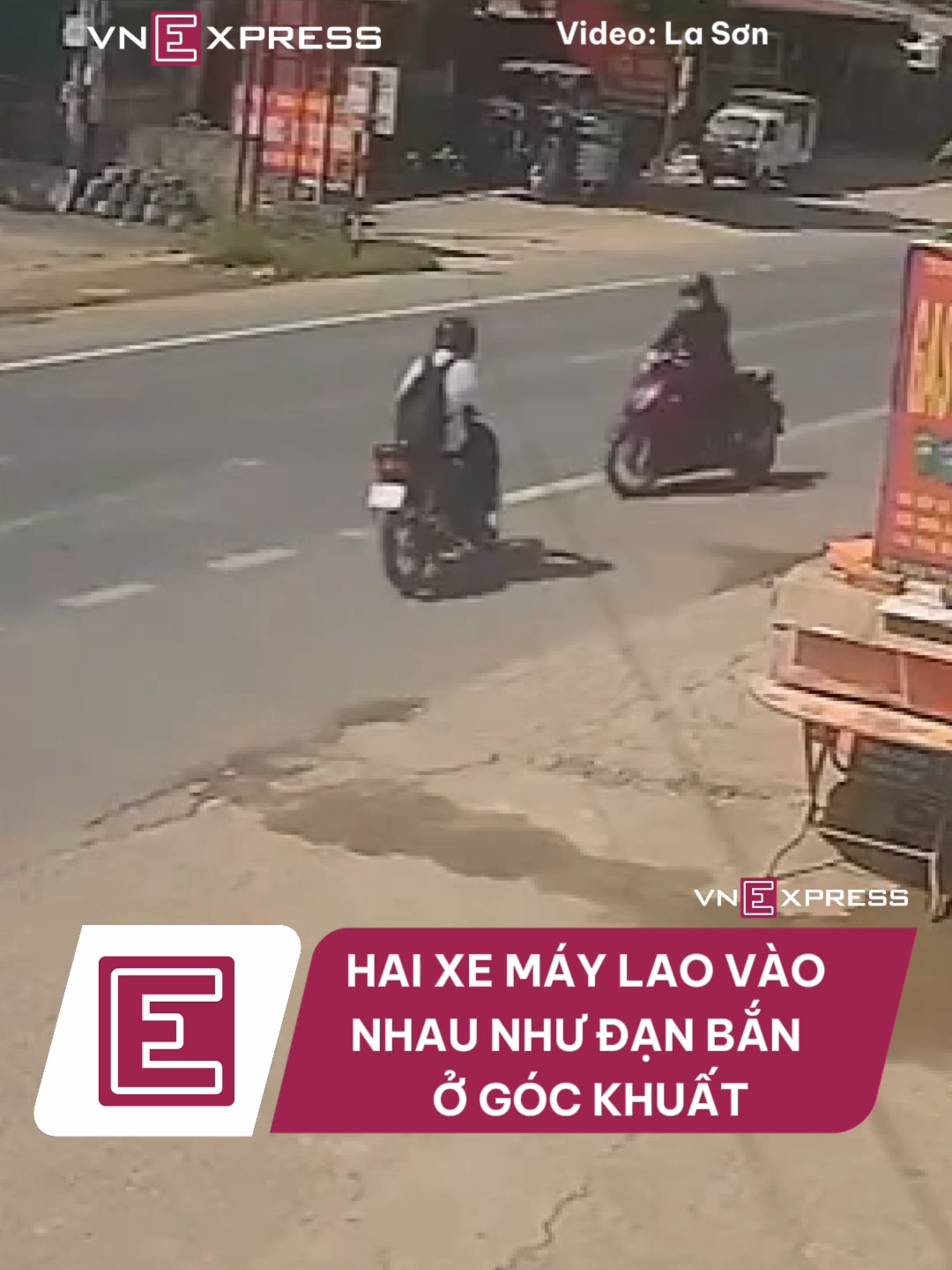 Hai xe máy lao vào nhau như đạn bắn ở góc khuất #vne #tiktoknews #vnexpress #tinnong #tainangiaothong