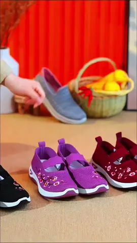 Sepatu slip on wanita motif bunga