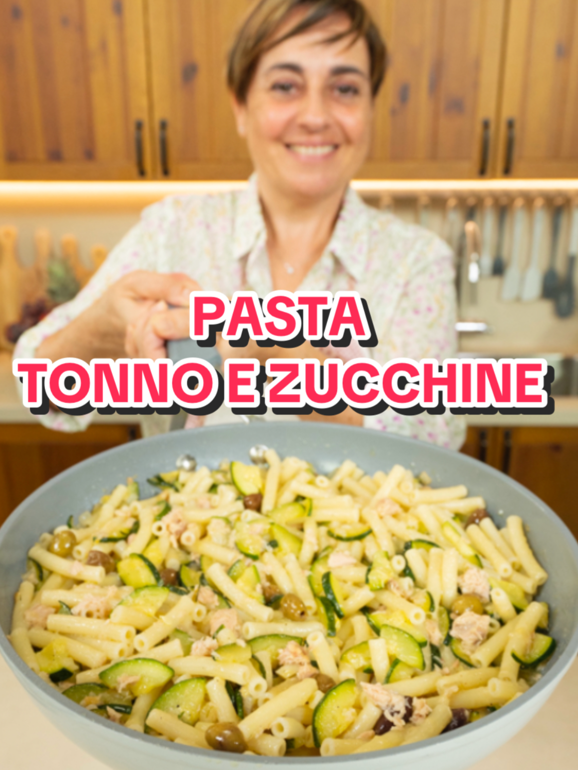 PASTA TONNO E ZUCCHINE Un primo piatto veloce e saporito 😊 INGREDIENTI 320g di pasta 2 zucchine 160g di tonno sott’olio sgocciolato 40g di olive taggiasche 1 cipolla Olio d’oliva Pepe Sale fino PROCEDIMENTO In una padella capiente versiamo un filo d’olio e facciamo soffriggere la cipolla tritata. Tagliamo le zucchine a pezzetti direttamente in padella, aggiustiamo di sale e pepe, mescoliamo e lasciamo cuocere per circa 10 minuti. Nel frattempo, quando l’acqua bolle, saliamola e caliamo la pasta. Quando le zucchine risultano morbide, uniamo il tonno ben sgocciolato e le olive. Mescoliamo con cura per amalgamare tutti gli ingredienti, lasciando insaporire a fuoco medio per un altro minuto. Scoliamo la pasta al dente e ripassiamola in padella con il condimento, mescolando bene per farla insaporire. Ed ecco pronta la nostra pasta tonno e zucchine: semplice, veloce e ricca di gusto. Serviamola calda e fumante! #fattoincasadabenedetta #benedettarossi #fattoincasapervoi #ricetta #ricettaveloce #primopiatto