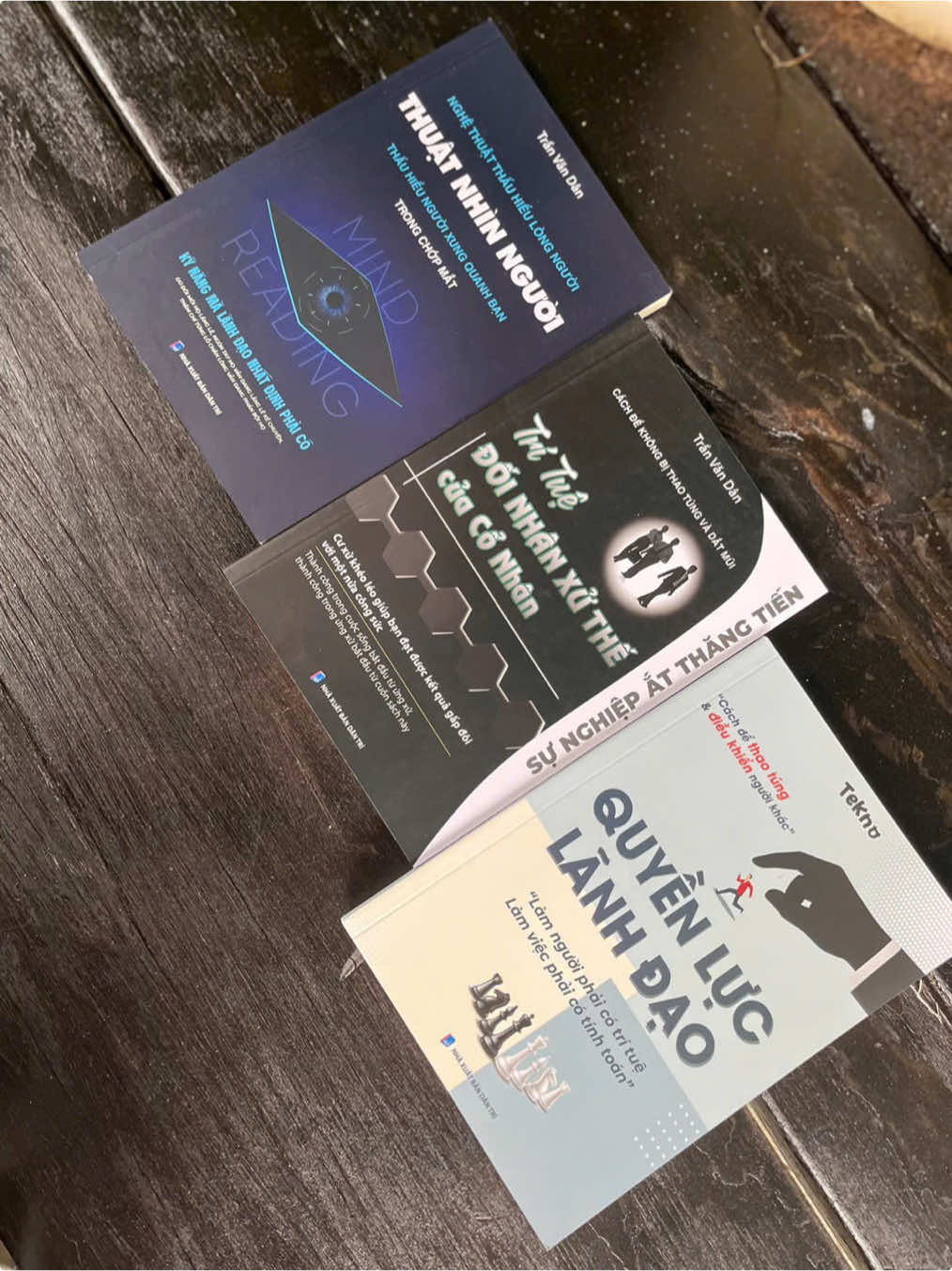️Combo 3 Cuốn Sách Quyền Lực Lãnh Đạo, Thuật Nhìn Người, Trí Tuệ Đối Nhân Xử Thế Muốn thành công: Phải hiểu người – Hiểu mình – Xử thế khéo Tư duy lãnh đạo – tâm lý con người – ứng xử xã hội, tất cả trong 1 combo 🌟Ngôn ngữ dễ hiểu – gần gũi – phù hợp cả người mới bắt đầu 🌟Ứng dụng cao trong công việc, kinh doanh, giao tiếp hằng ngày 🌟Thiết kế bìa mềm tiện mang theo – Đọc mọi lúc mọi nơi. Combo dành cho: 💼Người muốn phát triển bản thân, giao tiếp thông minh 💼Người làm lãnh đạo, bán hàng, quản lý hoặc khởi nghiệp.#kienthuc #LearnOnTikTok #xuhuong #book #BookTok @Tekno VN 