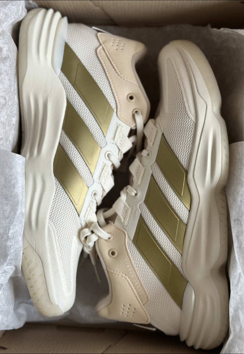 Unboxing the Adidas Court Stabil. Clean look, great feel🔥😍🤍  #handball #athletesoftiktok #weplayhandball #adidas #asmr 