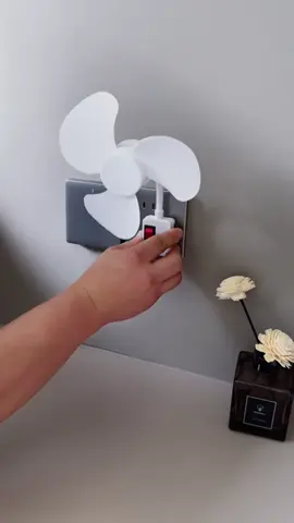 Quạt Điện Di Động Siêu Mát, Nhỏ Gọn, Tiện Lợi Mang Đi Nhà Bếp, Kí Túc, Bàn Học, Bàn Làm Việc...