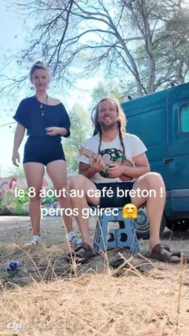 n débarque en Bretagne ! Au @cafe_breton chez Corentin et Owen !  Venez partager les vibes💚💛❤️ ce moment va etre inoubliable 🤗#ukulele #reggaefrançais #goodvibes 