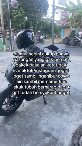 tidak ada cowok yang rela melihat perempuannya untuk di jadikan tontonan untuk cowok lain!
