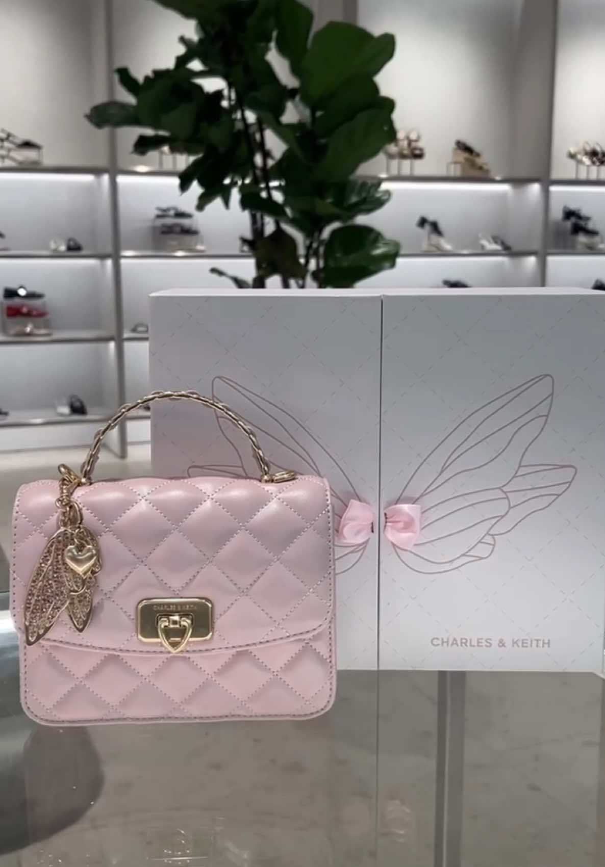 Unboxing gift set new túi hồng charleskeith bag charms candy pink #charleskeithchinhhang #charlesandkeith #charleskeith #charleskeith_vn #charleskeithofficial #charleskeithfamily #charleskeithsingapore #charleskeithcamau #cnk #túixách 