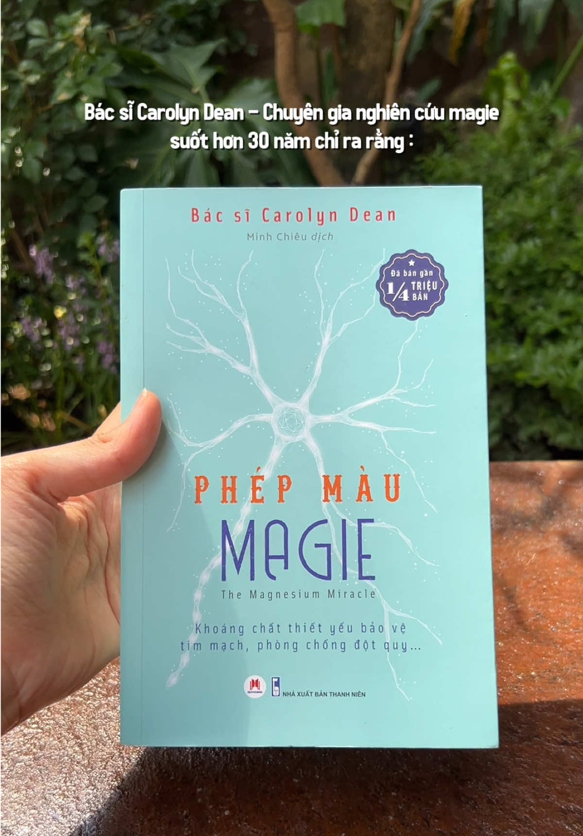Bạn có thể đang thiếu Magie mà không hề biết ?! Magie là khoáng chất có mặt trong hơn 800 phản ứng sinh hoá của cơ thể đóo !! 🦋 - Khoáng chất thiết yếu bảo vệ tim mạch, phòng chống đột quỵ. #2hbooks #suckhoe #booktokvietnam #docsach #sachhay 