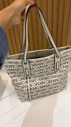 Totebag nya cakep kak, kalo kalian dapet harga lebih murah mending gercep beli. Premium punya ini mah bahannya kokoh tebel, furingnya juga cakep. Warna na nya juga banyak kak tinggal pilih variasi nya dikeranjang aku yuk samaan beli sekarang dikeranjang aku #mkmc#mkmcbag @MKMC OFFICIAL 