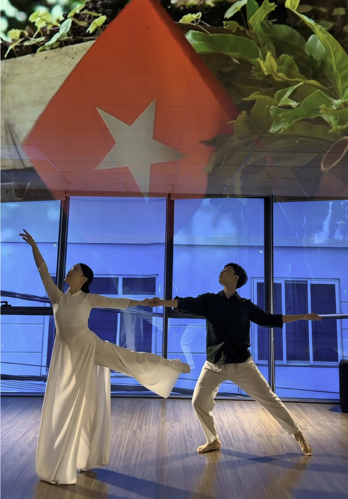 Múa: Giữa Hoà Bình🕊️ (LyLy X Anh Tú) “𝑽𝒂̀ 𝒏𝒂𝒚 𝒅𝒂̂́𝒕 𝒏𝒖̛𝒐̛́𝒄 𝒚𝒆̂𝒏 𝒃𝒊̀𝒏𝒉 𝑽𝒂̀ 𝒕𝒊𝒆̂́𝒏𝒈 𝒑𝒉𝒂́𝒐 𝒉𝒐𝒂 𝒕𝒉𝒂𝒚 𝒕𝒊𝒆̂́𝒏𝒈 𝒔𝒖́𝒏𝒈 𝑩𝒂𝒐 𝒚𝒆̂𝒖 𝒕𝒉𝒖̛𝒐̛𝒏𝒈 𝒏𝒉𝒖𝒏𝒈 𝒏𝒉𝒐̛́ 𝒅𝒐𝒏𝒈 𝒅𝒂̂̀𝒚 𝑪𝒂́𝒊 𝒐̂𝒎 𝒅𝒐𝒂̀𝒏 𝒗𝒊𝒆̂𝒏 𝒈𝒊𝒖̛̃𝒂 𝒕𝒓𝒐̛̀𝒊 𝒕𝒖𝒏𝒈 𝒃𝒂𝒚🇻🇳” Hãy cùng 2 em giáo hoà vào bầu không khí hào hùng của đất nước hướng về lễ kỷ niệm 80 năm Quốc Khánh 2/9🇻🇳 (2/9/1945-2/9/2025).  Trend ngắn: Giữa Hoà Bình🕊️ #xuhuong #80namquockhanh #quockhanh2025 #giuahoabinh #lyly #anhtu #lunmemua 