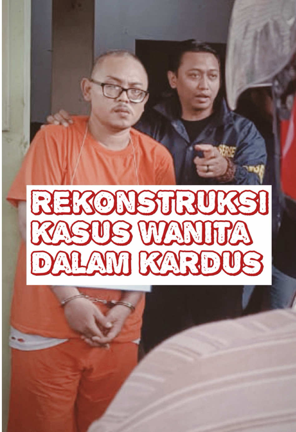 Ratusan warga menyaksikan rekonstruksi yang digelar di tempat fotokopi di Jalan Griya Bhayangkara Permai, Kelurahan Urangagung, Sidoarjo, siang tadi  Ada 46 adegan, mulai saat korban datang pakai motor, diajak masuk ke ruang admin, dihabisi menggunakan alat pemotong kertas, dibungkus plastik, lalu dibungkus kardus dan dibawa ke Gresik untuk dibuang di pinggir jalan di kawasan Kedamean Kok tega ya…  #sidoarjo #wanitaDalamKardus #kasus #sevi #ojol #sidoarjo_id 