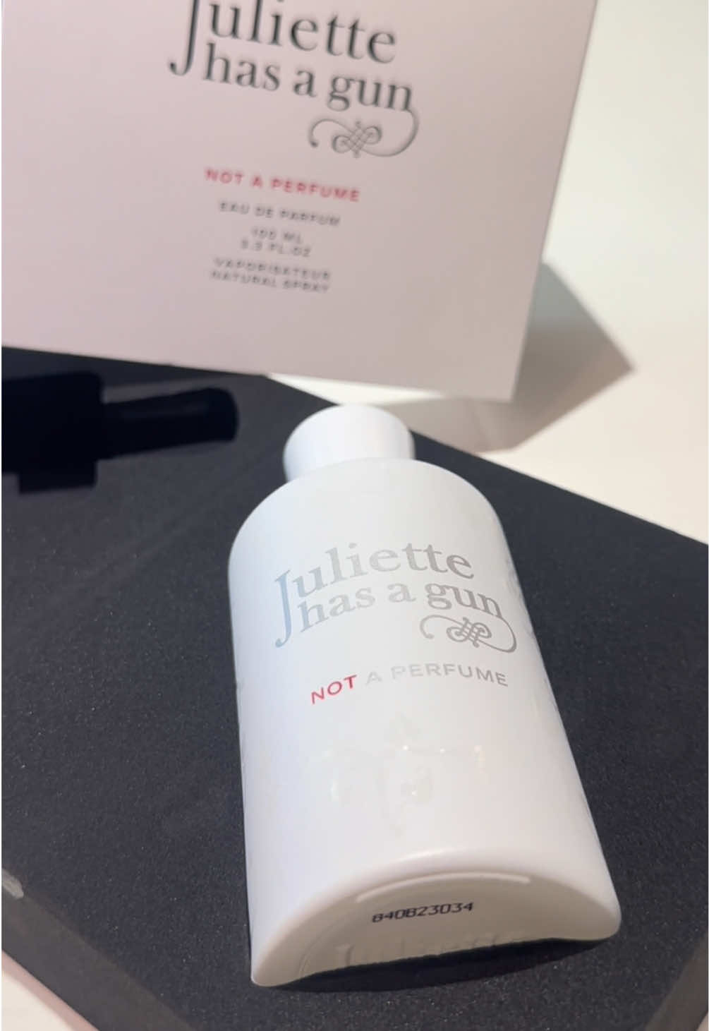 Mùi hương da thịt lôi cuốn hấp dẫn thể hiện dc bản sắc của từng cá nhân 1 cách rõ ràng dễ hiểu. Ai chưa tìm dc mùi da thịt ưng ý thử em này xem sao nè 😘 @Cô Mi Review 