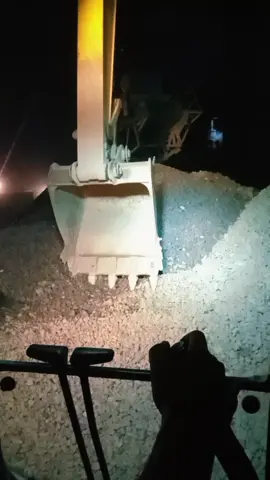 datang dan pergi itulah uang😁 #bahan sw kanda#kerja mlm#lembur mlm#excavator#story opr excavator#