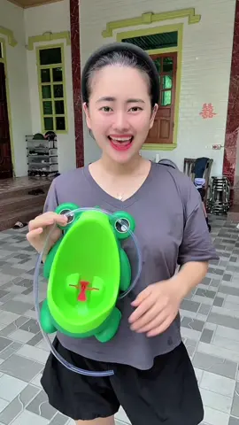 Món đồ giúp mẹ chăm con nhàn tênh, tiết kiệm thơi gian chăm con nhờ cái bồn tiểu đứng này nè, nhỏ mà có võ nha #mecuthoc #bovesinhchobe #bontieubetrai #dodungtienich #mebimsuachamcon #mevabe #bovesinhtienloi 