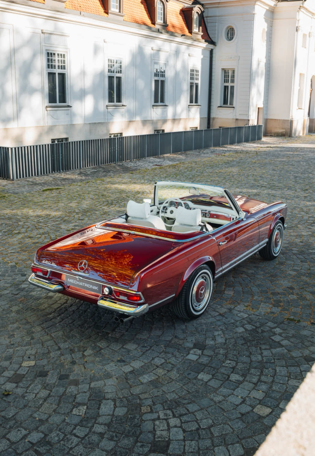 What’s better than enjoying the sunshine in your open-top M-SL 500 on a beautiful day? ☀️ The car shown here is the latest one which left our production in a very unique spec. What do you think about it ? Configure your own M-SL or find out more on our website: www.mechatronik.de #MECHATRONIK #Newtech #Newtechseries #MSL #MSL500 #W113 #Pagoda #Mercedes #MercedesBenz #MercedesPagoda #Restomod #V8