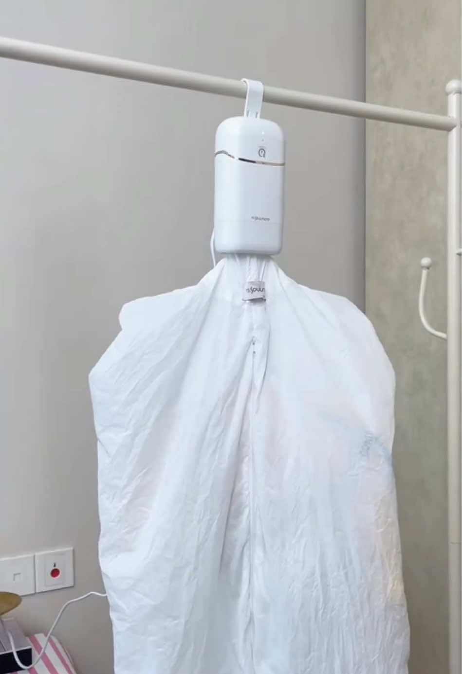 Easy to dry clothes in travel😏#gadgets #coolgadgets #coolstuff #shopping #product #amazonfinds #LearnOnTikTok #tiktokmademebuyit #fyp 