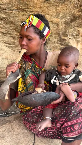 Mom and her little daughter having lunch in the rock cave #hadzabetribe #feed #kidstiktok #fyp #eating #usa_tiktok #viralvideos 