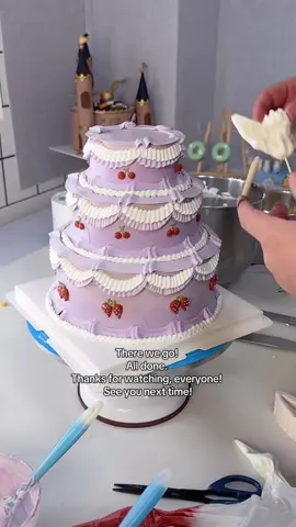 Beauty is in the eye of the beholder, I guess. What’s your take?#fyp #foryoupage #cutecake #cakedecorating #3layercake 