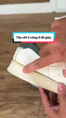 Tẩy vết ố vàng ở đế giày với chào tẩy đa năng Ecogy #thanhbinhriviu #chuyennhalinhbi #chaitaydanang #ecogy #tayovang #tayvetban 
