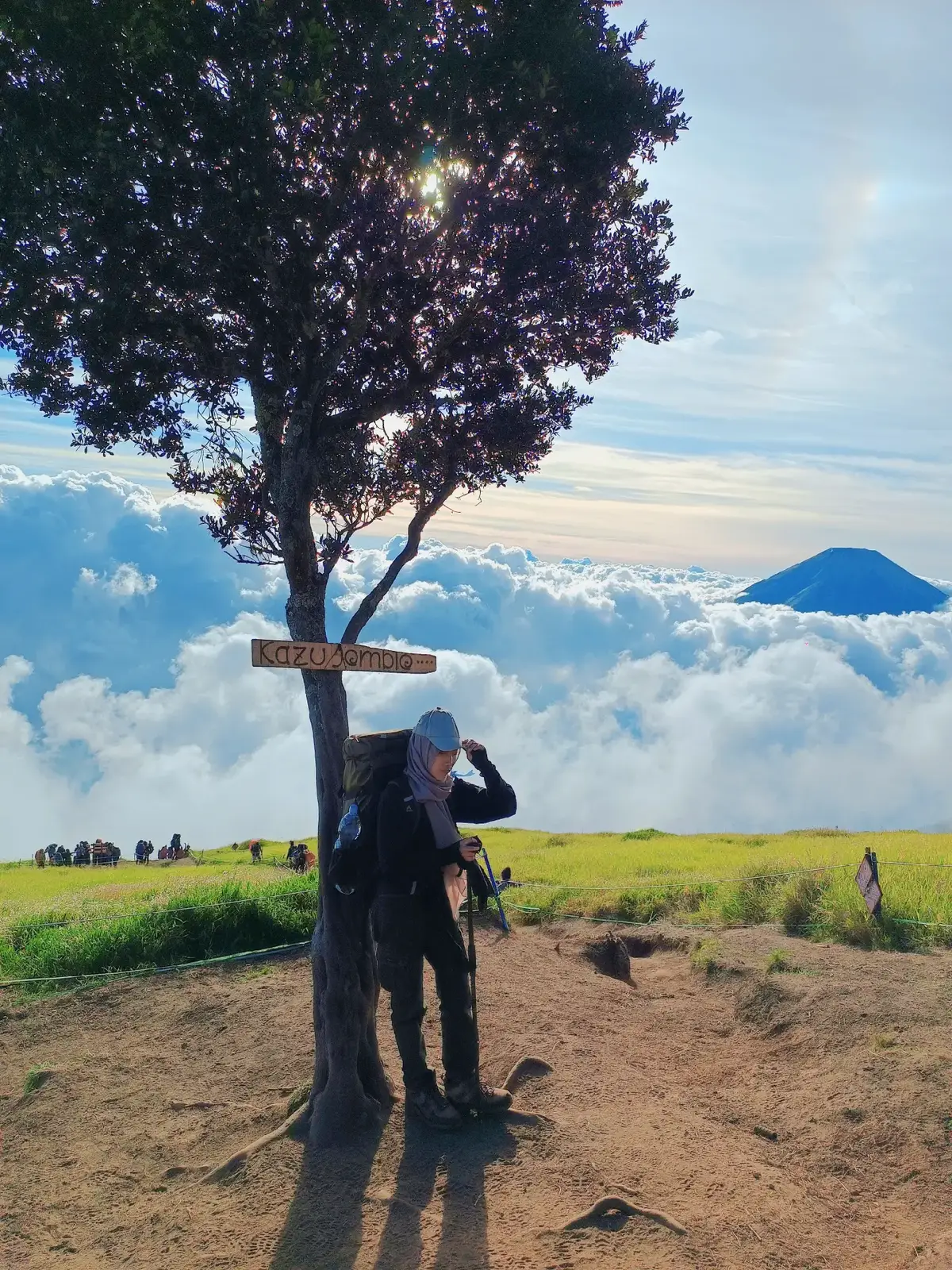 Jones itu kepanjangan dari jomblo with happiness. #sumbingviagajahmungkur #gunungsumbing3371mdpl #pendakicantik #gunungsumbing #xyz 