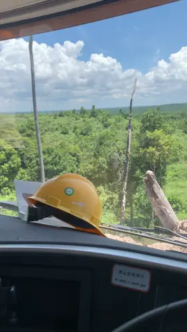 Kita di hutan lagi gys 😂.                       #sany380 #kalimantanutara #pt cmi #pt KAI