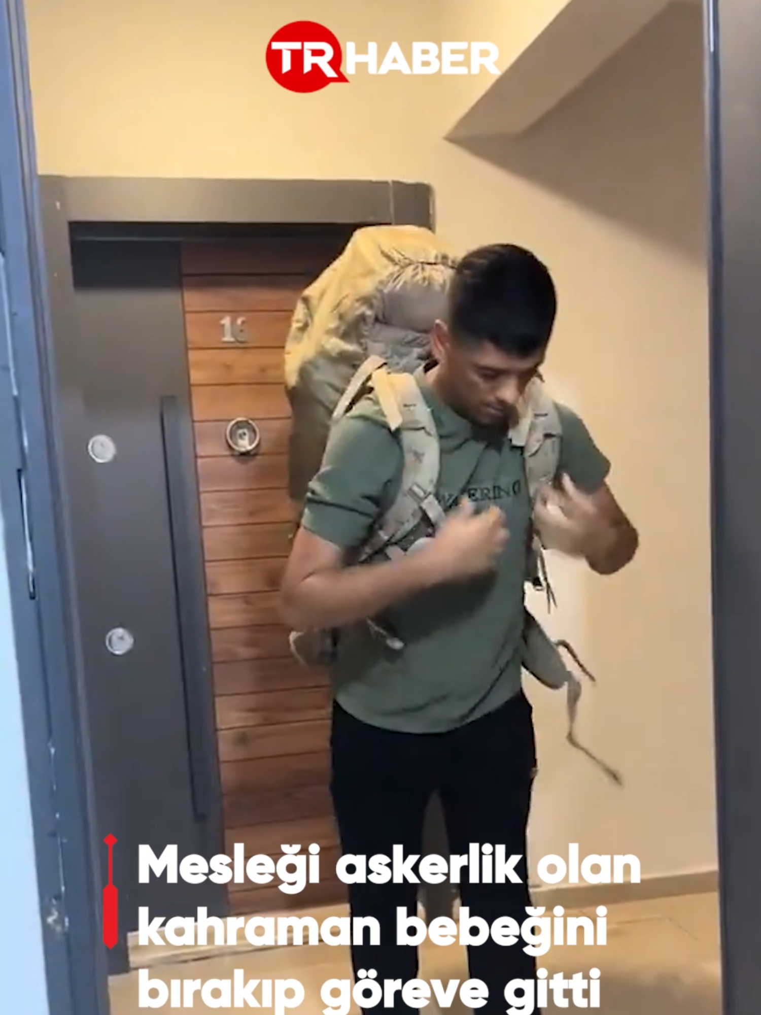 Bir asker emekleme çağındaki bebeğini bırakıp göreve gittiği anları paylaştı. 💢Bebek, babasının arkasından emekledi. #haber #gündem #asker #bebek #baba #kahraman