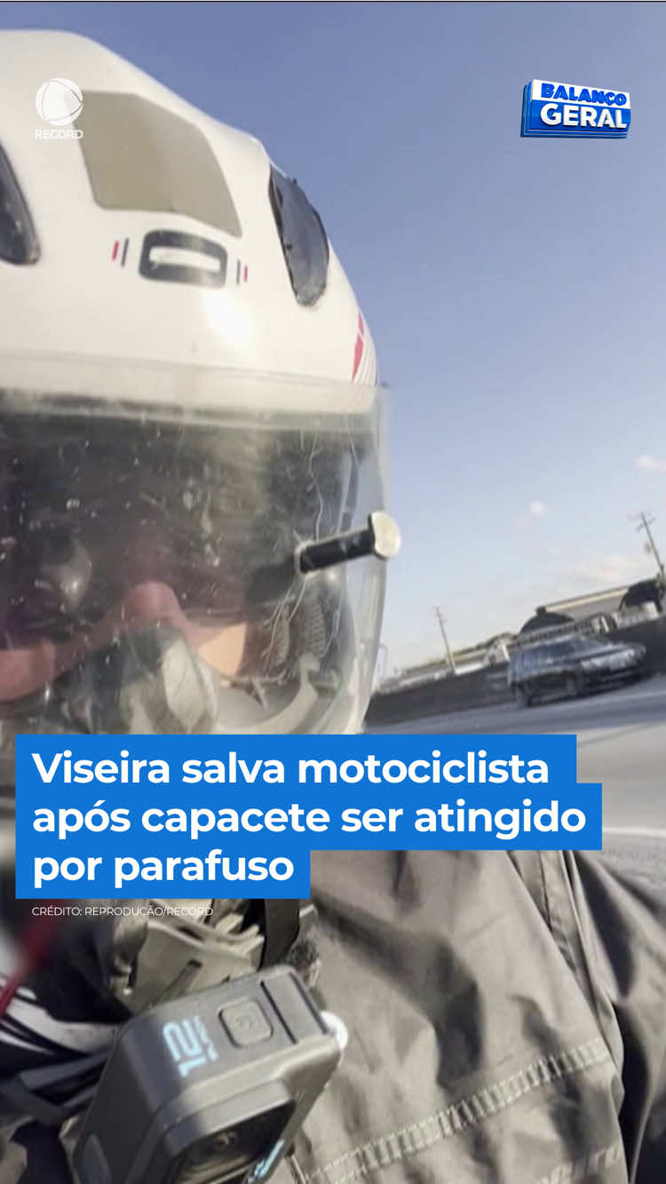 Foi por pouco! A viseira do capacete salvou a vida do motociclista Wesley, que seguia normalmente pela via quando foi surpreendido por um parafuso que voou em direção ao seu rosto. Ele não caiu da moto nem se envolveu em acidente. O perigo veio do nada, e rápido. Se a viseira não estivesse abaixada, Wesley provavelmente não estaria aqui para contar a história. O caso serve de alerta: o uso correto do capacete, com a viseira fechada, pode ser decisivo para evitar tragédias. 👉 Assista à reportagem completa do #BalançoGeral em R7.com/balancogeral