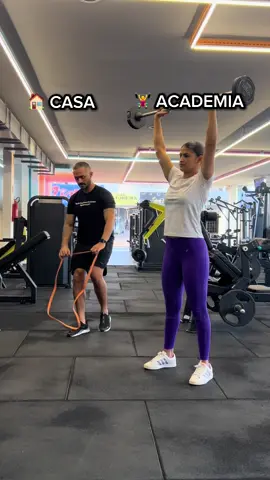 Você ainda acha que não dá pra ter resultado treinando em casa? 🤔 🚨 Então compartilha esse post com aquela amiga que vive achando que precisa de academia pra evoluir! No Método Poncem, a gente mostra que é possível adaptar praticamente todos os exercícios da academia só com elástico (ou qualquer outro objeto que tenha em casa) e ainda manter o treino intenso, progressivo e eficiente. Com a técnica certa, você trabalha glúteo, posterior, costas, braços e abdômen com foco e estratégia, sem precisar sair de casa ou investir em equipamentos caros. 🏡 Treino em casa não é treino fraco. É treino inteligente. E resultado vem com método. 👊 Se quiser saber como funciona meu acompanhamento de TREINO e DIETA, clica no link da bio @juniorponcempersonal