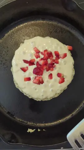 Day 70 flipping pancakes  10/10 🍓 🥞  NO PAT PAT #breakfast #pancakes 