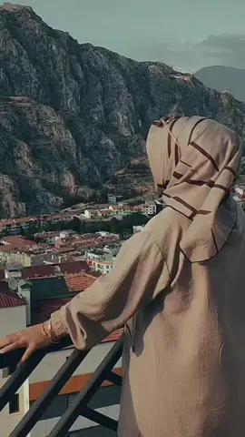 Kimse bilmez;  insan en çok, içinde büyüttüğü ihtimali uğurlarken ağlar..