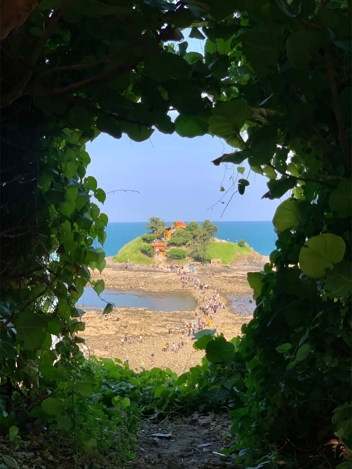 Hòn Bà hôm nay. Bước qua ô cửa này là bạn sẽ hạ cánh xuống bãi biển chỉ trong vòng 5 giây 😬  Dạo này thời tiết Vũng Tàu bị đẹp ah. Nước biển và bầu trời cứ xanh lét 😍 #thehomeyvungtau #vungtau #dulichvungtau #hònbà #hònbavungtau 