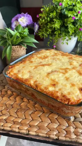 😍ГРЕЦЬКА МУСАКА - НЕЙМОВІРНА СМАКОТА ІЗ БАКЛАЖАНАМИ ⠀ ✔️ Маленьке прохання - якщо зберегли собі рецепт, скиньте в коментарі ➕ і поставте ❤️, мені це дуже важливо🙏 ✅Нам знадобиться: 🔹500г фаршу - у мене курячий, але в ідеалі яловичий 🔹130г цибулі  🔹400г баклажанів 🔹олія 50г 🔹300г помідорного пюре 🔹2ч.л томатної пасти 🔹3 зубчики часнику 🔹сіль, перець, прованські трави🧂 для соусу 🔹300мл молока🥛 🔹2ст.л борошна 🔹30г вершкового масла 🔹сіль, перець, мускат🧂 🔹20г твердого сиру  🔹80г моцарели🧀 ⏳час приготування: 50хв 📊КБЖВ на 100г :К.146 Б.9 Ж.9 В. 7 🕰Прийом: #сніданок, #обід ⚖️вага всієї порції - 1600г 🔸баклажани очистіть від шкірки, наріжте півсантиметровими дольками, і кидаємо в підсолену воду на 5хв 🔸обсмажте баклажани на олії, до золотистості з обох сторін, та викладіть на серветку щоб прибрати зайву олію 🔸в сковорідку вливаємо олію. Вкидаємо дрібно нарізану цибулю та часник - обсмажуємо 3хв перемішуючи. 🔸вкидаємо фарш, в оригіналі має бути яловичий чи телячий, перемішуючи смажимо, розбиваючи грудочки 7-10хв. 🔸додаємо помідорне пюре, томатну пасту, прованські трави, сіль, перець, перемішуємо, і готуємо перемішуючи ще 7-10хв. 🔸для соусу Бешамель - нагріваємо каструлю, вкидаємо і розтоплюємо масло. Закидаємо борошно і ретельно вимішуємо. Вливаємо молоко, і постійно перемішуємо вінчиком 🔸вкидаємо спеції - сіль, перець, і обов'язково мускат. Перемішуючи готуємо до легкого загустіння соусу і готово 🔸тепер складаємо мусаку - викладаємо спершу баклажани, далі  м'ясний шар, далі шар соусу бешамель, і повторюємо.  🔸Зверху присипаємо тертим сиром 🔸відправляємо в розігріту до 200С духовку на 20хв і готово до подачі Всім смачноооого😘