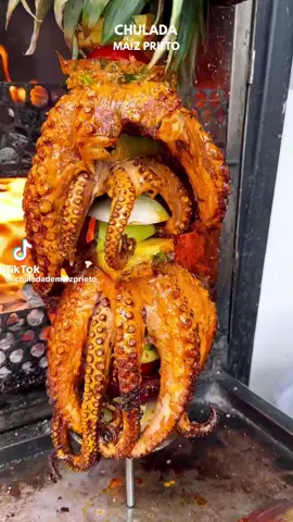 Trompo al pastor! Espera…. DE PULPO?! 😋sin duda diferentes pero 100% sabrosos! 🌮🌮🌮 #tacos 