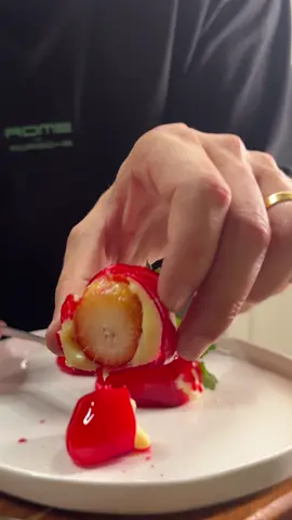 Frutillas del amo!!! Video viral!!!! Ingredientes: Brigadeiro: -20 gr de mantequilla -395 gr de leche condensada -200 gr de crema de leche -4 cdas de leche en polvo Caramelo: -400 gr de azúcar -120 ml de agua -150 gr de glucosa -15 ml de vinagre blanco -Colorante rojo