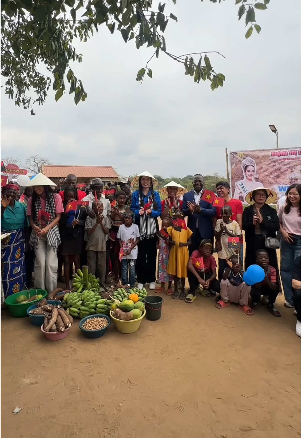 Vừa đặt chân đến, cả làng đã ùa ra đón đoàn mình nồng hậu và vô cùng ấm áp. Đáng quý hơn nữa là khi Thuỷ biết rằng bà con Angola đã mang ra biếu đoàn những món quà nông sản: nải chuối, củ khoai… toàn là của quý do chính tay họ trồng. Ở nơi mà từng trái ngọt rau xanh là điều họ quý giá, thì sự sẻ chia ấy lại càng khiến Thuỷ trân quý hơn bao giờ hết. #huynhthithanhthuy 