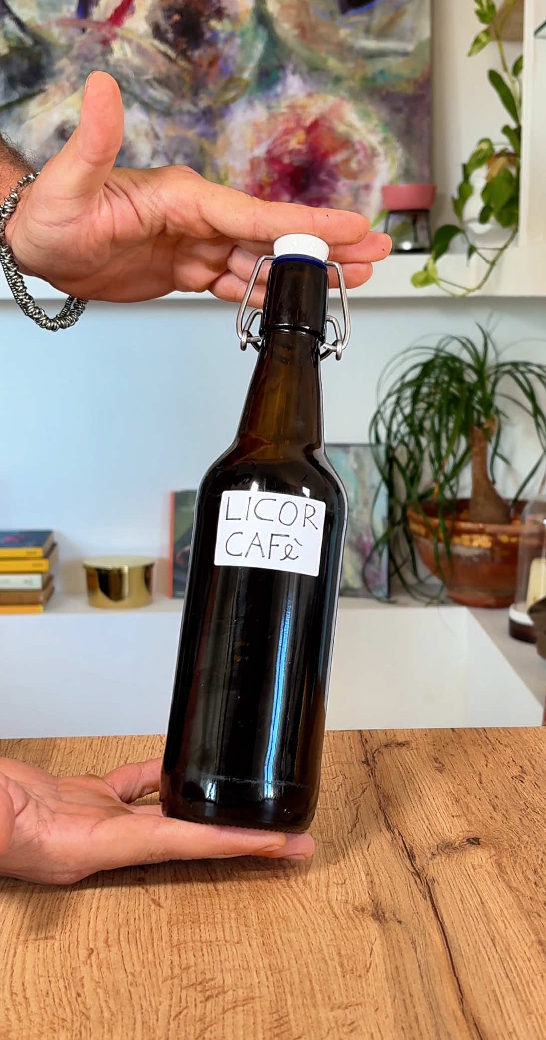 LICOR CAFÉ☕️🇮🇹 Sabías que en Nápoles no todo es limoncello o meloncello?  💡También tenemos este licor de café, oscuro, intenso y dulce. Te paso la receta de mi abuela, ideal para los amantes del espresso… pero cuidado, que ya ha tumbado a más de uno en las comidas familiares 👹 📋Qué necesitamos? • 500 ml de café espresso bien cargado • 500 ml de alcohol alimentario 95° 👉 o 800 ml de vodka (40°) si no consigues el otro • 400 g de azúcar 👉 o 450 g si usas vodka, para compensar el dulzor ✨ ¿Cómo lo hacemos? • Prepara el café bien fuerte y bien caliente • Disuelve dentro el azúcar, mezcla y deja enfriar completamente • Añade el alcohol (o vodka si lo usas) y remueve bien • Embotella y deja reposar en la nevera o un lugar fresco al menos 5 días antes de consumir • Agita siempre antes de servirlo… y cuidado con los chupitos! 😉 Dura meses en frío, pero no suele sobrevivir tanto. #licordecafe #napoles #recetacasera #digestivo #cafecito #cafe