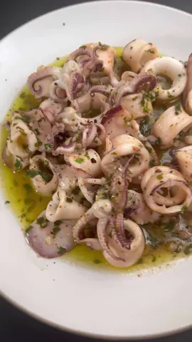 📍Calamares al ajillo 👇👇 Hoy pecamos con este plato más que sabroso. Este plato se prepara en nada si no quieres calentarte la cabeza con una cena. Ahorra tu tiempo😋😋 ▪️Limpia los calamares, lávalos y sécalos bien. Córtalos en anillas. ▪️Prepara salsa Mery de : aceite de oliva, ajo y perejil picados, jugo de limón y sal gruesa. Emulsiona y reserva. ▪️En una sartén con un poco de aceite saltea los calamares a fuego vivo durante un para de minutos. ▪️Vierte la salsa a la sartén con calamares y saltea 2 minutos más. ▪️Añade un poco de vino blanco, evapora y listo para comer 🍽️  #calamari #calamares #recetafacil #paratiiiiii 