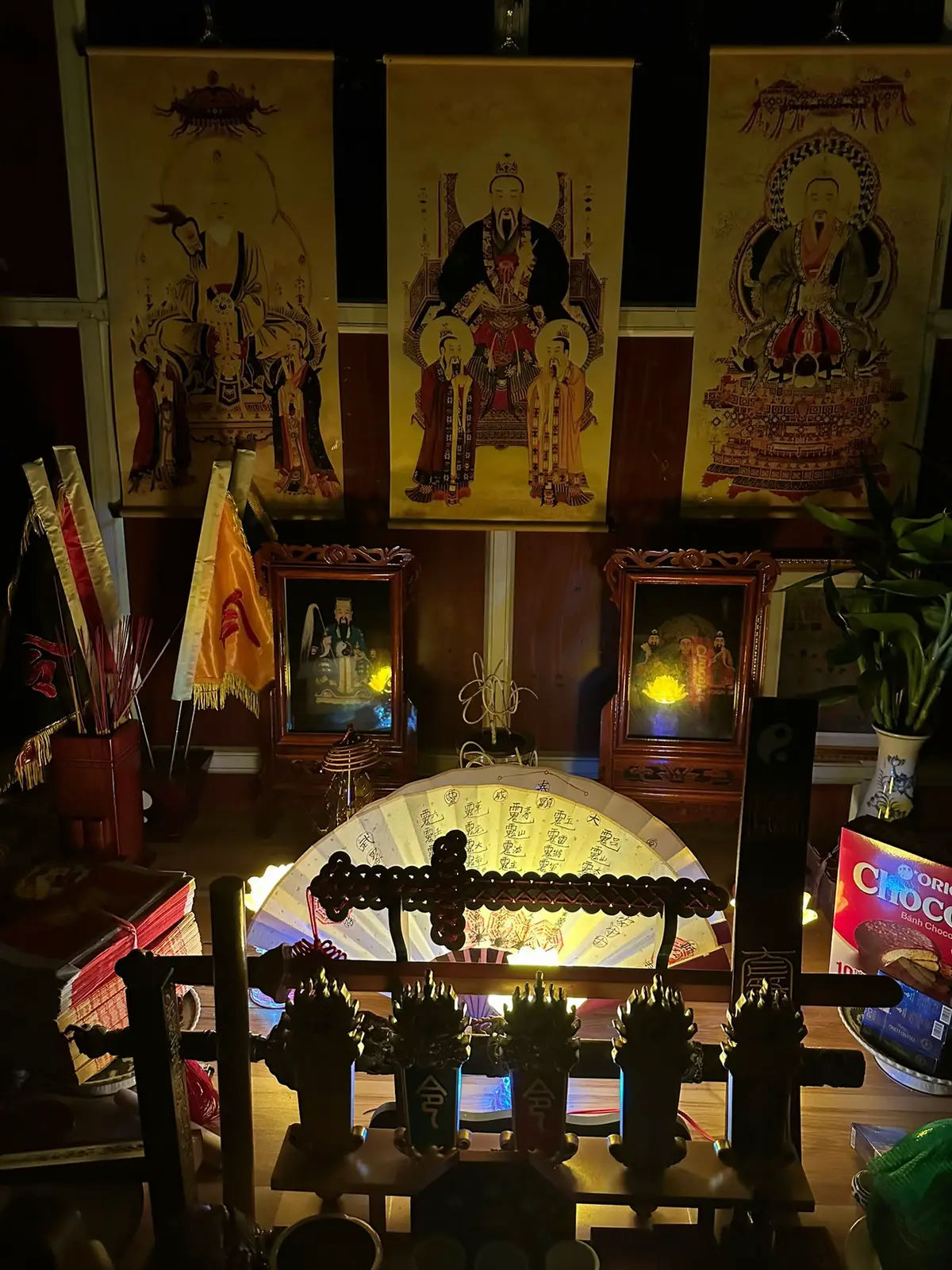 Cần gì phải đạo quán to bản điện lớn . Chỉ cần tâm 1 lòng cầu đạo . Ắt đạo trong tâm vi sở cầu  