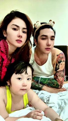 1h sáng mắt mở ko lên 2 mẹ con kéo đầu dậy quay top top , Tina nói quay cái này ba chớp mắt sẽ trending ,thế là chớp muốn rớt lông mi thưa ví vị ! 