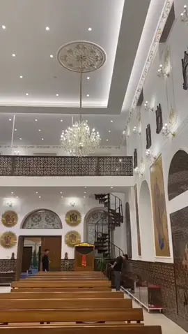 كنيسة القلب الأقدس في البصرة هي كنيسة كاثوليكية تاريخية تقع في منطقة العشار، تُعرف أيضًا بكنيسة اللاتين، بناها الآباء الكرمليون في أوائل القرن العشرين، وتتميز بطرازها المعماري التقليدي وبنوافذها الزجاجية الملوّنة، وتُعد من أقدم الكنائس في المدينة، ورغم قلة المسيحيين اليوم، لا تزال تُستخدم للقداسات في المناسبات الدينية الكبرى، وتُعتبر رمزًا للوجود المسيحي العريق في جنوب العراق.