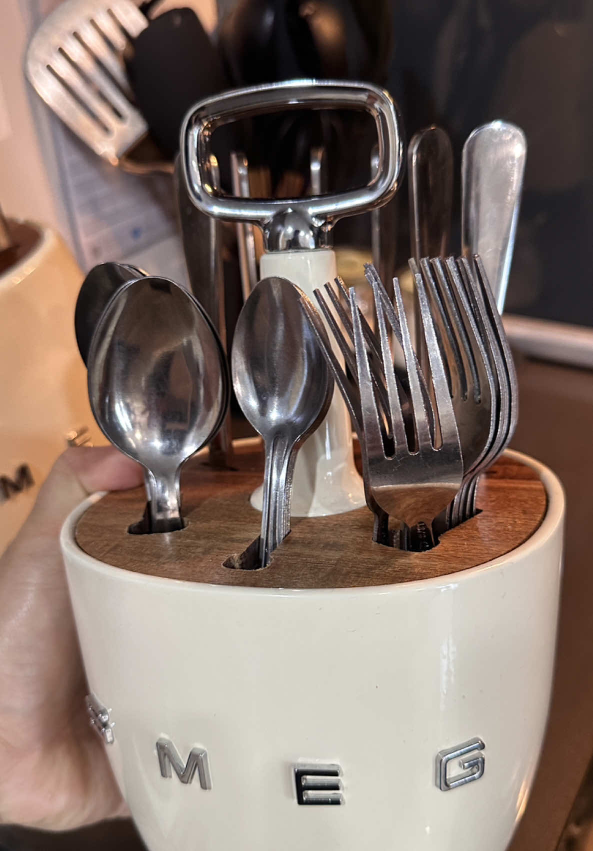SMEG Retro Cutlery Caddy 🍴 — tempat letak alat makan atas meja, siap handle untuk angkat dan susun 4‑piece dinner cutlery set ✔️ • Powder-coated steel + acacia wood top untuk tampak elegan • Mudah angkat dari meja dapur ke ruang makan, atau outdoor dinner • Cocok sangat dengan aesthetic SMEG lain macam pisau & cutting board 🌟 #smegcutlerycaddy #mejakemas #cutleryholder #dapurcantik #tiktokaffiliatemalaysia 