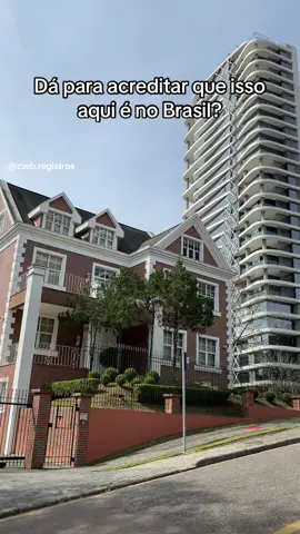Nessa esquina Curitiba deu a cara pelo Brasil 🇧🇷. Esse mix entre casas e prédios lindos é um charme #curitiba #parana #brasil #brasil🇧🇷 