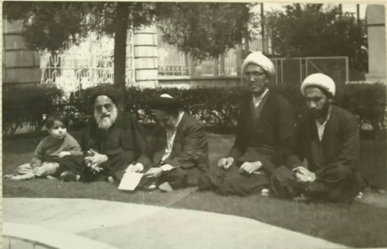 صوره نادره للسيد محمد صادق الصدر والد السيد الشهيد محمد صادق  الصدر وبجانبه حفيده السيد العابد الزاهد سند أخيه مرتضى الصدر (حفضه الله ) وبعض الشيوخ الأقرباء  #محمد الصدر مرجعي# مقتدى الصدر قائدي 