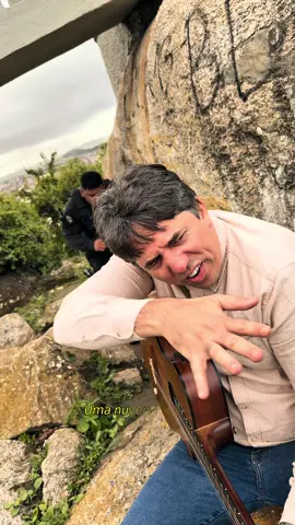 🩸 O perdão não é merecido. É recebido. Tem gente que carrega culpa há anos… Mas deixa eu te lembrar: Jesus não morreu por quem acertou. Ele morreu por quem errou. Foi naquela cruz que Ele disse: 👉 “Está consumado.” Ou seja: o preço já foi pago. Não importa o que você fez, Não importa quantas vezes caiu… Em Cristo, há perdão, restauração e uma nova vida. 🕊️ O sangue Dele não foi derramado à toa. Volta pra Jesus. O perdão que você tanto procura, não tá em você se consertar. Tá em você se render.