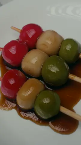 🌸 ХАНАМІ ДАНГО З СОУСОМ МІТАРАШІ 🔸 Інгредієнти: Для данґо: 70г клейкого рисового борошна  70г звичайного рисового борошна  2–3 ч. л. цукру 70-80мл води 1/3 ч. л. порошку матча (зелений колір) 1 крапля рожевого барвника або бурякового соку Білий — без барвника Для соусу мітараші: 2 ст. л. соєвого соусу 2 ст. л. цукру 1 ст. л.  меду 1/2 ст. л. крохмалю (кукурудзяного/картопляного) 50 мл води ⸻ Як готувати: Тісто: Змішай клейке рисове борошно з цукром і водою, та додай звичайне. Заміси тісто до м’якості, щоб не липло до рук. Поділи на 3 рівні частини. У першу — додай трохи рожевого барвника. У другу — матчу. Третю лишай білою. Кульки: Скачай кульки однакового розміру (приблизно 2,5 см). Закип’яти воду. Вари кульки по черзі за кольорами. Коли спливутьвари ще 1 хв. Переклади у крижану воду на кілька хвилин, потім обсуши. Соус мітараші: У каструльці змішай: соєвий соус, цукор, мед, воду і крохмаль. Доведи до кипіння, постійно помішуючи до консистенції сиропу. Зніми з вогню. Трохи остуди. Подача: Нанизай по 3 кульки на шпажки (зазвичай зверху рожевий, потім білий, внизу зелений). За бажанням обсмаж їх на сковороді (без олії), щоб підрум’янились. Полий теплим соусом мітараші зверху перед подачею. ⸻ Такий рецепт поєднує естетику весни з насиченим умамі-солодким соусом — буде цікаво навіть для тих, хто вже пробував класичні версії 🌸🍡 #кулінарія #українмькийконтент 