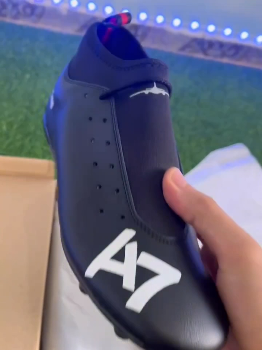 chuteira preta da marca Airplane 7 #Airplane #chuteira