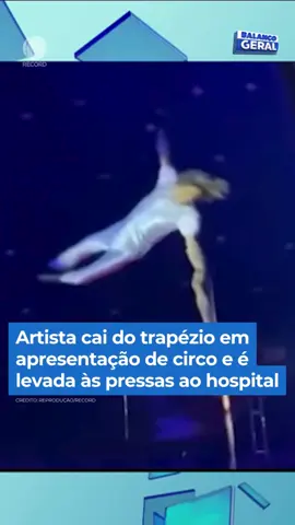 Durante uma apresentação, uma artista cai do trapézio e assusta o público. É possível ouvir os gritos no momento da queda repentina. A artista recebeu os primeiros socorros em uma ambulância que estava no local, mas, devido à gravidade dos ferimentos, precisou ser levada às pressas para o hospital da cidade. A direção do circo ainda não se pronunciou sobre o ocorrido. As causas do acidente estão sendo investigadas. A queda aconteceu em Macau, no interior do Rio Grande do Norte. 👉 Veja os flagrantes do #BalançoGeral em R7.com/balancogeral