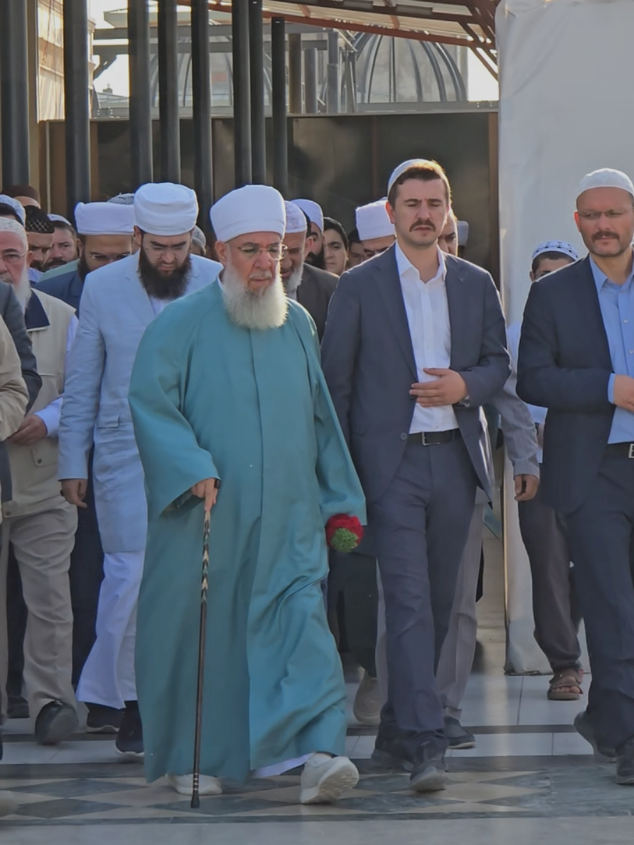 Elinde güller gelir erir yüreğim erir 🌹 #sultan #seyyidsaki #muhammedsaki #fyp #tasavvuf #keşfet #muhammedsakielhüseyni 